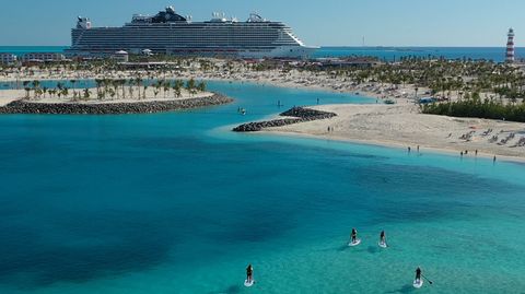 Ein Kreuzfahrtschiff von MSC liegt vor Ocean Cay, Bahamas.