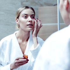 Augenringe zeigen sich als dunkle Schatten unter den Augen