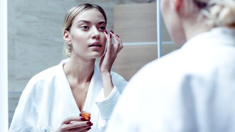 Augenringe zeigen sich als dunkle Schatten unter den Augen