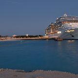 Die Schiffe legen nicht wie auf anderen Privatinseln von Kreuzfahrtreedereien am Spätnachmittag ab, sondern erst in der Nacht