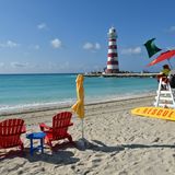 Doch an den sechs anderen windgeschützten Stränden auf Ocean Cay ist es ruhig. Im Hintergrund der 30 Meter hohe Leuchtturm – Wahrzeichen und Aussichtspunkt.