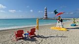 Doch an den sechs anderen windgeschützten Stränden auf Ocean Cay ist es ruhig. Im Hintergrund der 30 Meter hohe Leuchtturm – Wahrzeichen und Aussichtspunkt.