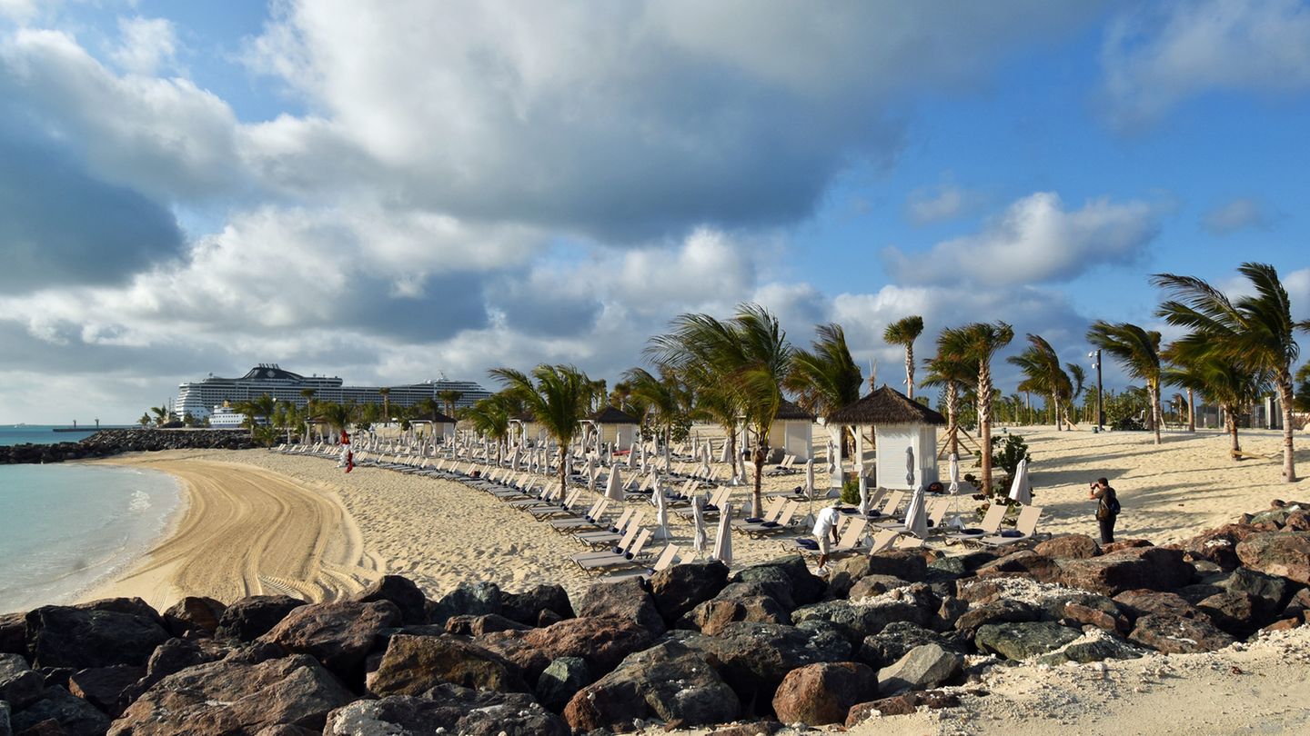 Für die Passagiere des Yacht Clubs, der ersten Klasse an Bord der MSC-Schiffe, gibt es einen separaten Strandbereich