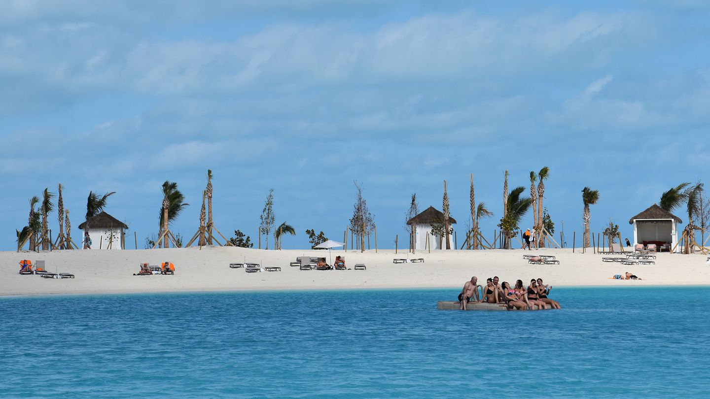 Blick auf die Lagune und North Beach: Die 4600 angepflanzten Palmen müssen ersten noch richtig anwachsen