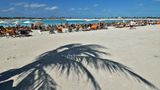 Am South Beach und der großen Lagune: Hier liegen die meisten Gäste in der Sonne. Sitzgelegenheiten und Liegen sind kostenlos, Sonnenschirme können für 11 Dollar gemietet werden.