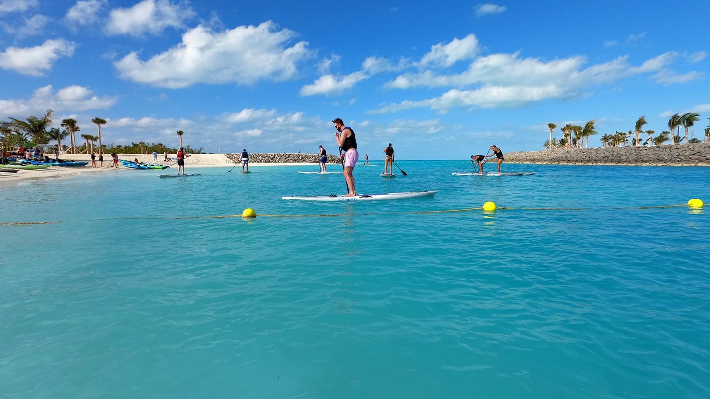 Sehr beliebt ist auch Stand up Paddling auf dem ruhigen Wasser in der Lagune