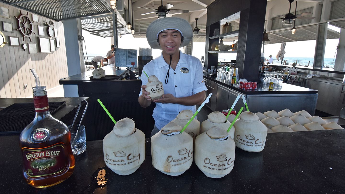 Ein Selbstbedienungsrestaurant ist im Preis inbegriffen. Hinzu kommen weitere Cocktailbars, wie hier die Lighthouse Bar.