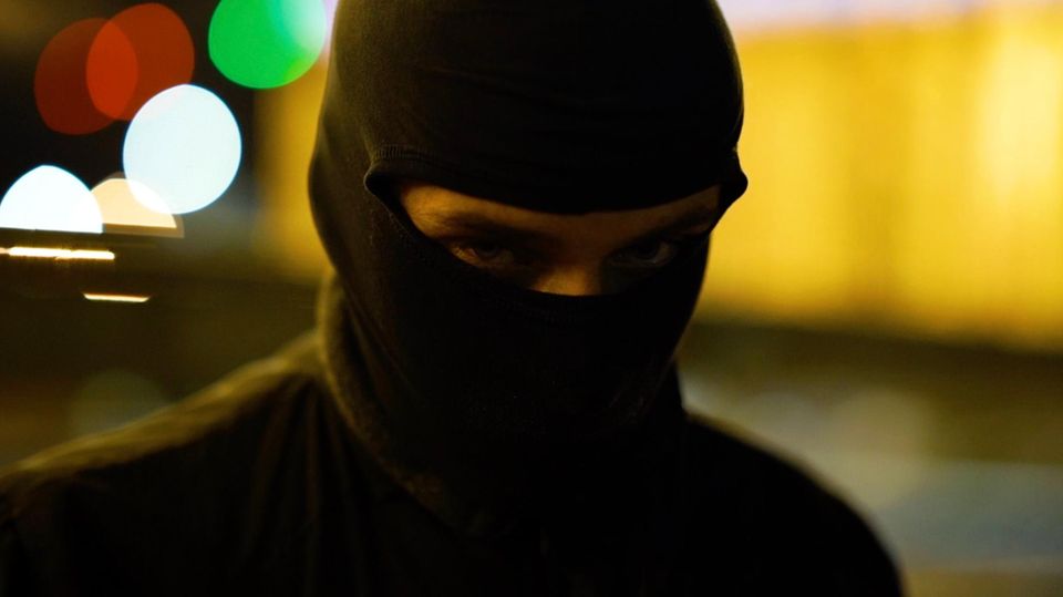 Person mit Sturmmaske Person mit Sturmmaske