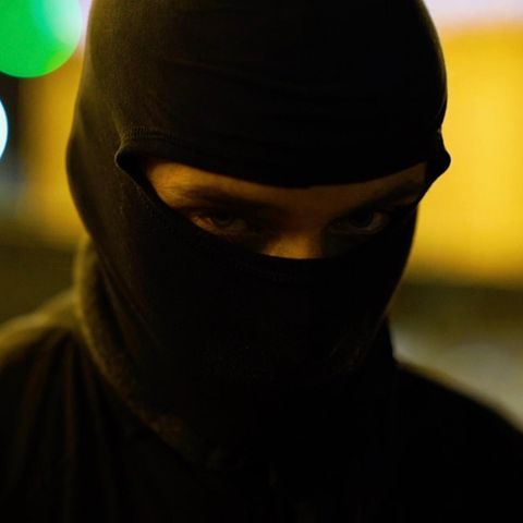 Person mit Sturmmaske
