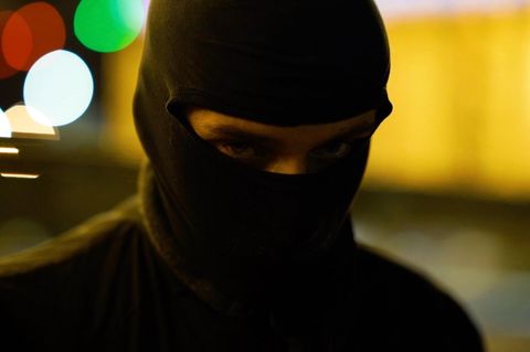 Person mit Sturmmaske