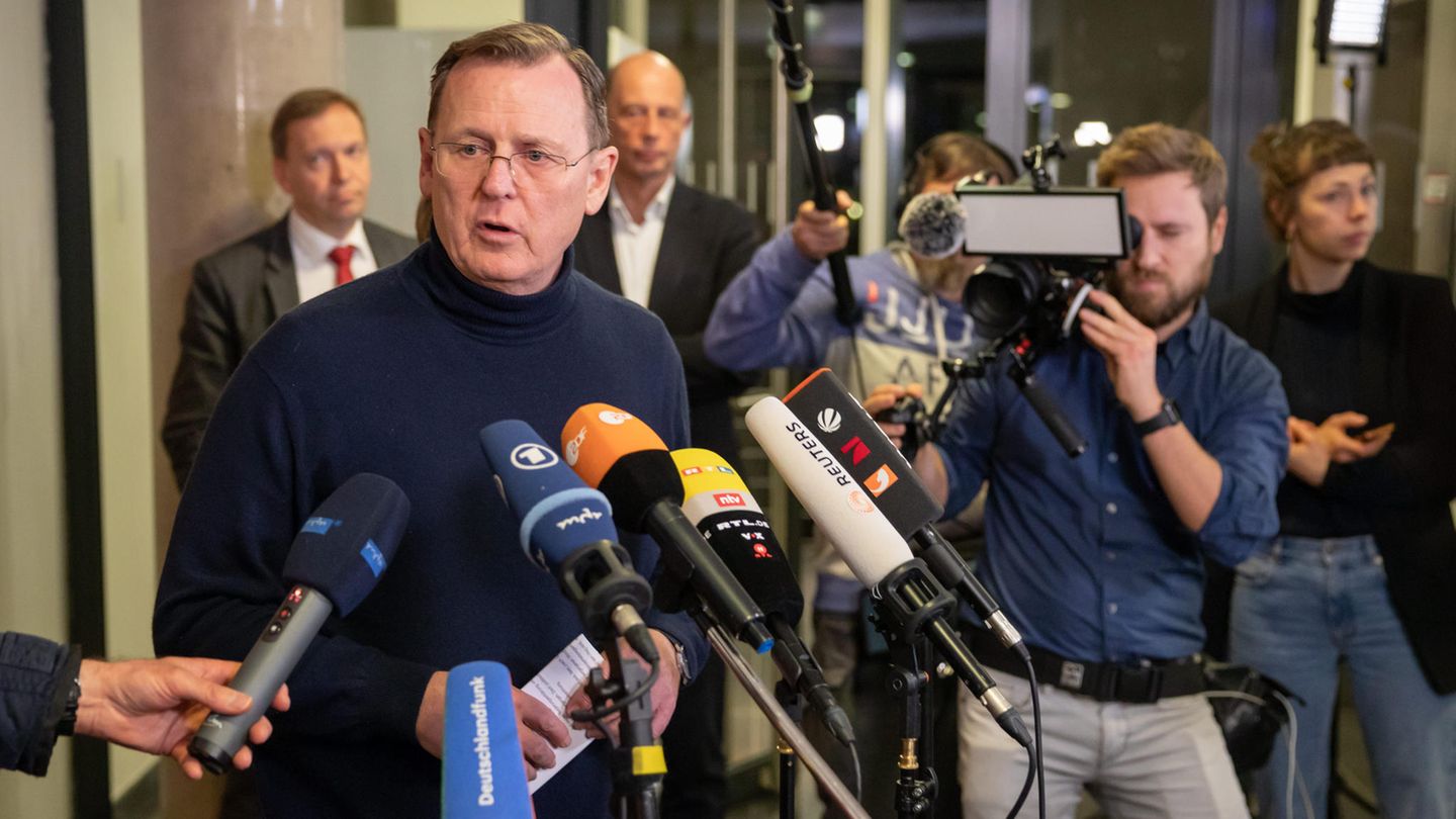 Bodo Ramelow (Linke) informiert nach einem Treffen von Rot-Rot-Grün mit der CDU im Landtag über die Gespräche