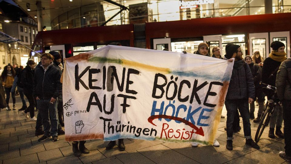 Gegendemonstranten zeigen mit Plakaten ihre Haltung zu Björn Höcke