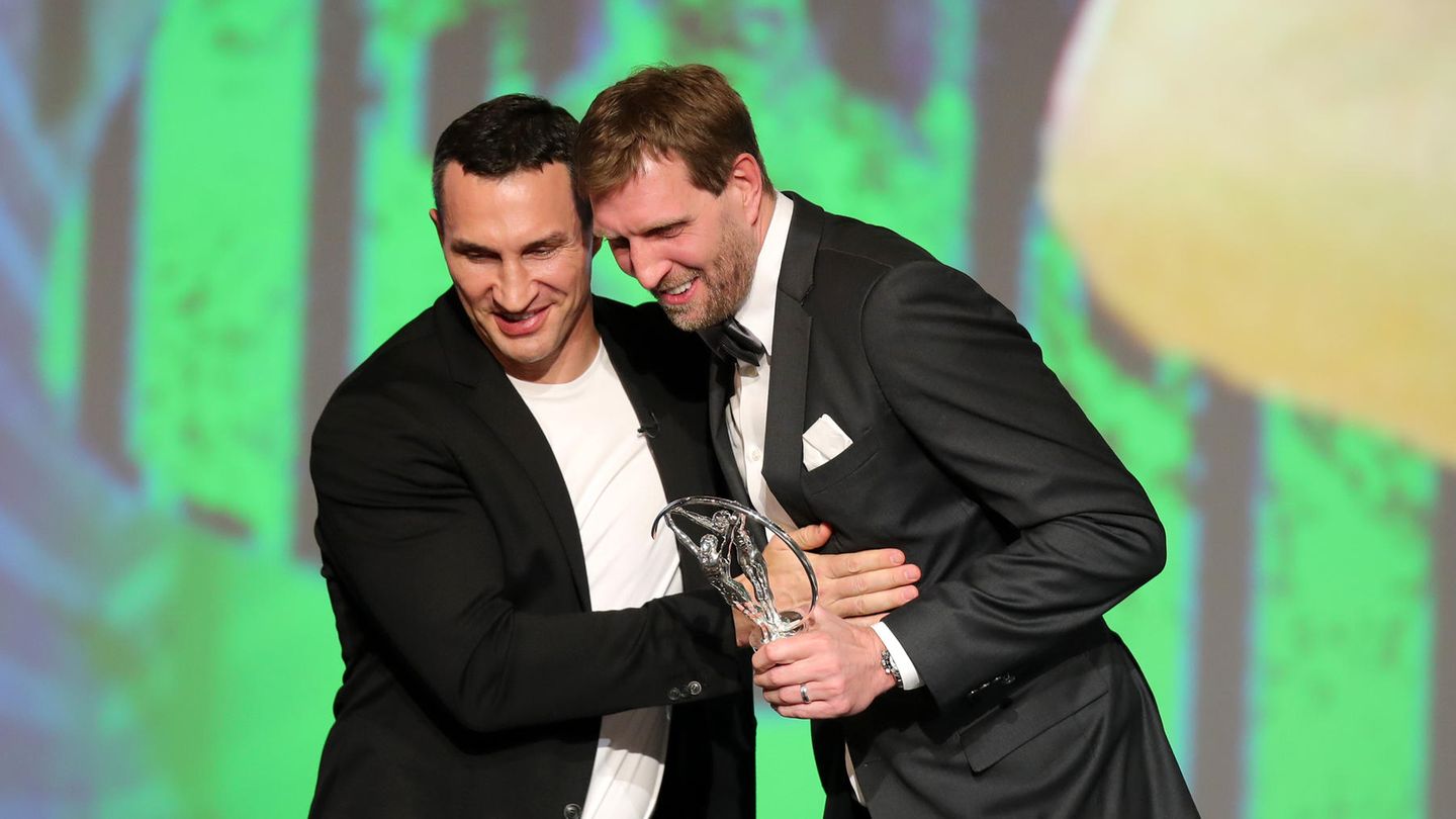 Wladimir Klitschko (l.) gratuliert Dirk Nowitzki auf der Bühne der Laureus Awards in Berlin