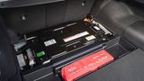 Ein Akku des Kia Ceed SW Plug-in-Hybrid liegt unter dem Kofferraum