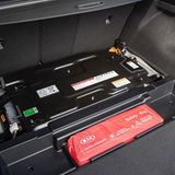 Ein Akku des Kia Ceed SW Plug-in-Hybrid liegt unter dem Kofferraum