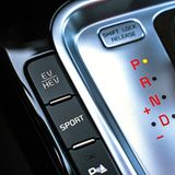 Über Schalter neben dem Gangwahlhebel lassen sich im Kia Ceed SW Plug-in-Hybrid spezielle Einstellungen vornehmen