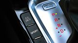 Über Schalter neben dem Gangwahlhebel lassen sich im Kia Ceed SW Plug-in-Hybrid spezielle Einstellungen vornehmen