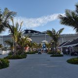 In unmittelbarer Nähe des Anlegers erstrecken sich das Ocean Cay Village mit seinen Andenkenläden – mit Souvenirs, die auf den Bahamas und nicht "Made in China" sind