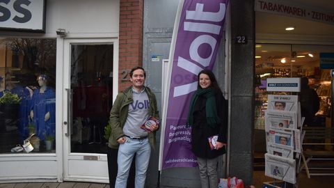 Philipp Fontaine und Mira Alexander stehen in einer Fußgängerzone und machen Werbung