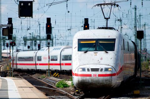 Ein Intercity-Express (ICE) der Deutschen Bahn (DB) fährt in den Hauptbahnhof in Frankfurt am Main