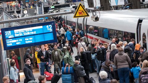 Gedränge auf einem Bahnsteig am Hamburger Hauptbahnhof: In den ersten vier Wochen 2020 stieg die Zahl der Reisenden von 11 auf 12,2 Millionen.
