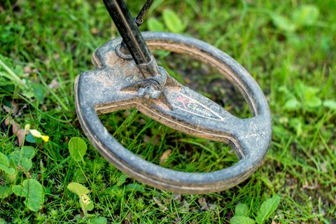 Mithilfe eines Metalldetektors fand ein Finne einen jahrzehntelang verschollenen Ring