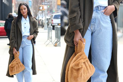 Frau mit Jeans auf der Straße