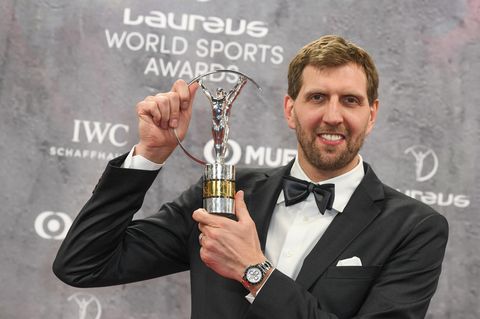 Dirk Nowitzki hält im Rahmen der Verleihung der Laureus Sport Awards die Trophäe in der Kategorie "Lifetime Achievement".