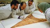 Detail-Arbeit am Leinentuch