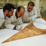 Detail-Arbeit am Leinentuch