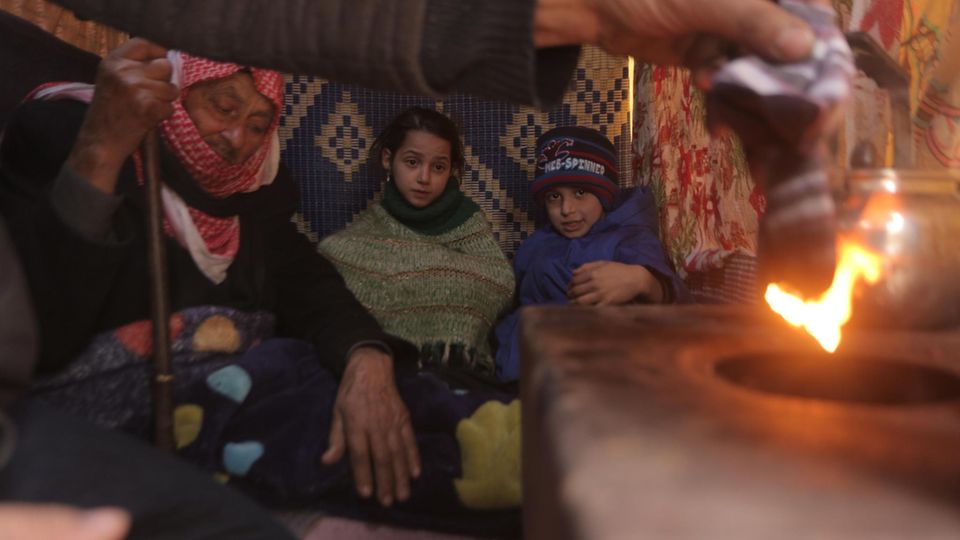 Den Ofen im Inneren befeuert die Familie mit Plastikmüll und Altkleidern Den Ofen im Inneren befeuert die Familie mit Plastikmüll und Altkleidern
