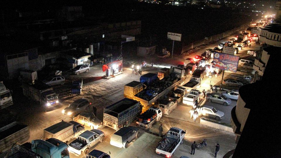 Auf einer Straße im Norden Idlibs stauen sich die Fahrzeuge Auf einer Straße im Norden Idlibs stauen sich die Fahrzeuge