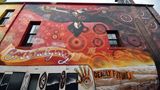 Auch in der Aboriginal Street Art ist der Adler ein wichtiges Motiv, wie in diesem Gemälde von Robert Young und Heesco Makatron in einer Seitenstraße im Viertel Fitzroy von Melbourne.