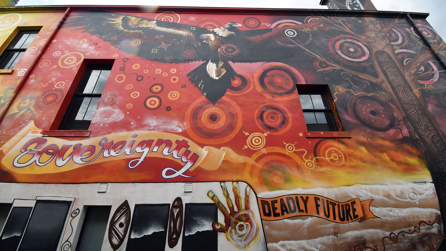 Auch in der Aboriginal Street Art ist der Adler ein wichtiges Motiv, wie in diesem Gemälde von Robert Young und Heesco Makatron in einer Seitenstraße im Viertel Fitzroy von Melbourne.