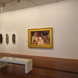 Mutige Hängung der Kuratoren in der National Gallery of Victoria aus derselben Zeit: Aboriginal Art neben Ölgemälden britischer Einwanderer - beides aus dem 19. Jahrhundert.