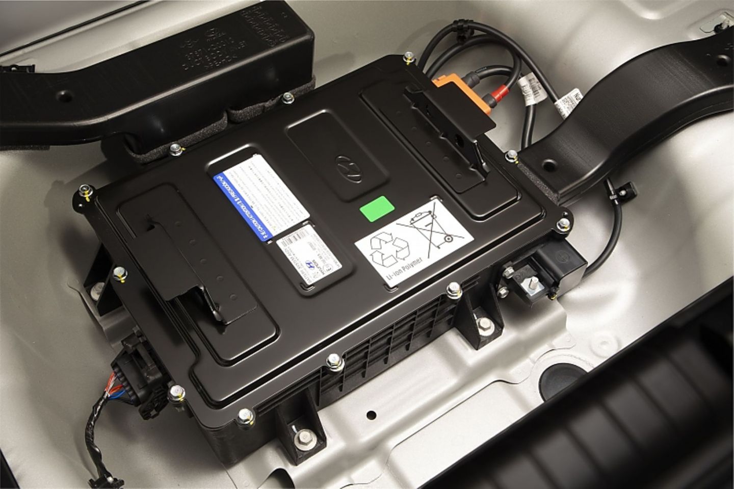 Die 0,44 Kilowattstundenbatterie befindet sich im Kofferraum