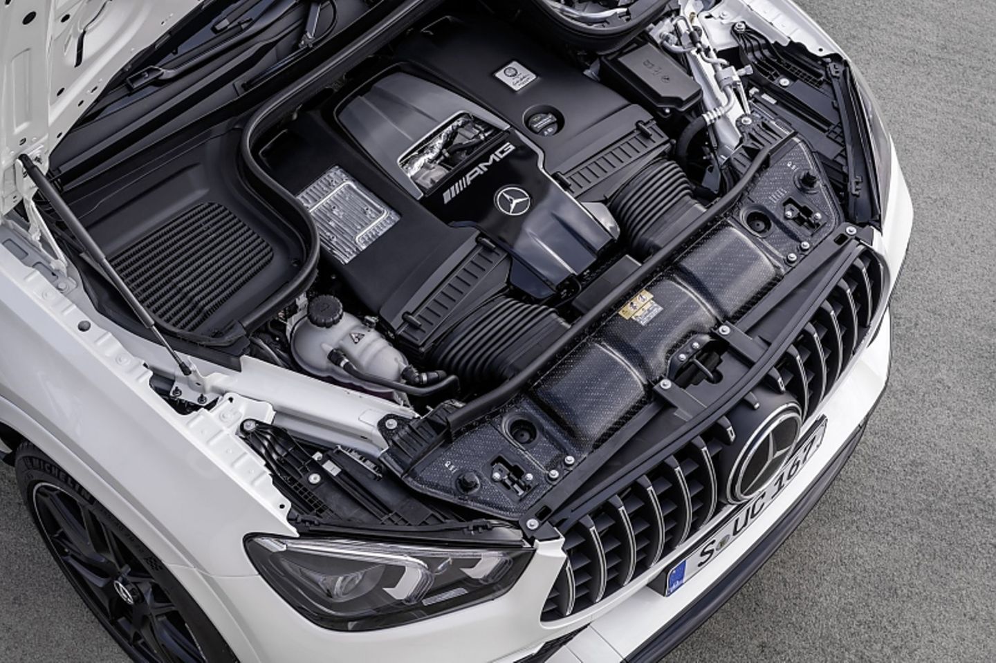 Der mächtige Biturbo Achtzylinder füllt den Motorraum aus