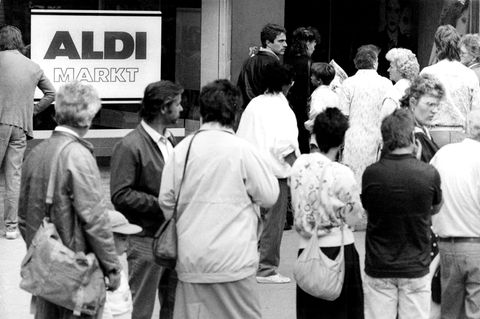 Berlin-Wedding 1990: Am Tag nach der Währungsunion drängen DDR-Bürger zu Aldi