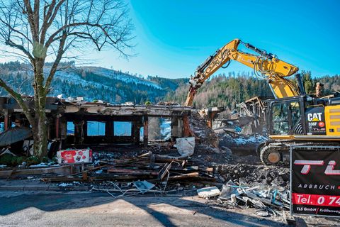 Baden-Württemberg, Baiersbronn: Die Ruine des weitgehend aus Holz gebauten mehrstöckigen Hauses des Drei-Sterne-Restaurants Schwarzwaldstube des Hotel Traube Tonbach, das durch einen Brand zerstört wurde, wird abgerissen.
