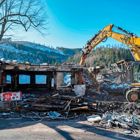 Baden-Württemberg, Baiersbronn: Die Ruine des weitgehend aus Holz gebauten mehrstöckigen Hauses des Drei-Sterne-Restaurants Schwarzwaldstube des Hotel Traube Tonbach, das durch einen Brand zerstört wurde, wird abgerissen.