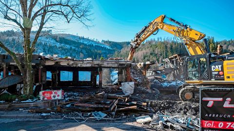 Baden-Württemberg, Baiersbronn: Die Ruine des weitgehend aus Holz gebauten mehrstöckigen Hauses des Drei-Sterne-Restaurants Schwarzwaldstube des Hotel Traube Tonbach, das durch einen Brand zerstört wurde, wird abgerissen.