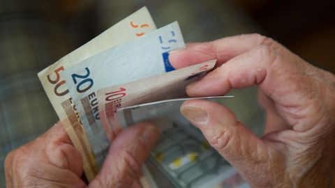 Grundrente: Geldscheine in alten Händen