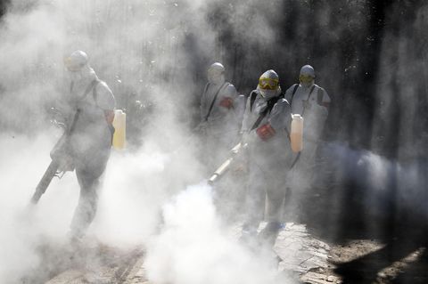 Bozhou, China: Eines Sanitär-Team versprühen Desinfektionsmittel als vorbeugende Maßnahme gegen die Ausbreitung des Coronavirus