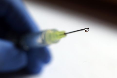 Coronavirus Impfstoff: Eine Flüssigkeit tropft aus der Kanüle