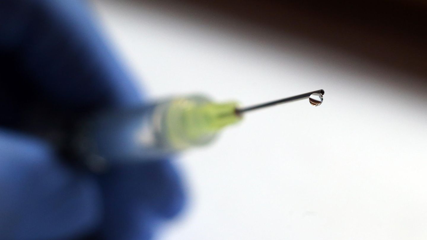 Coronavirus Impfstoff: Eine Flüssigkeit tropft aus der Kanüle