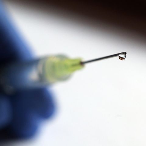 Coronavirus Impfstoff: Eine Flüssigkeit tropft aus der Kanüle