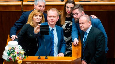 Sechs Politiker der Opposition blockieren das Rednerpult im slowakischen Parlament in Bratislava