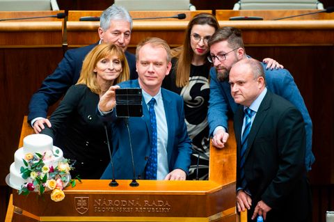 Sechs Politiker der Opposition blockieren das Rednerpult im slowakischen Parlament in Bratislava