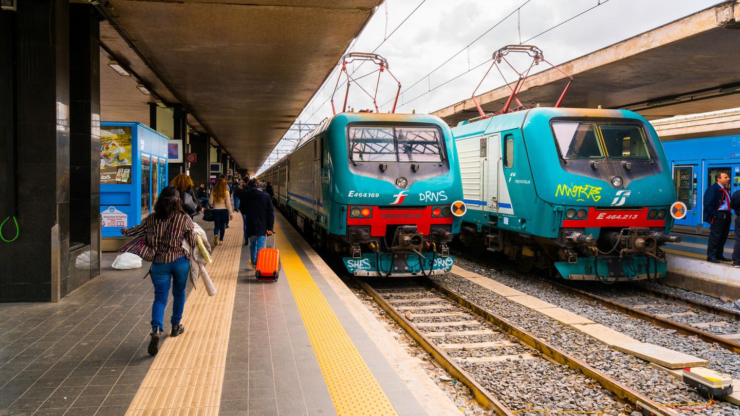 Roma Termin, Bahnsteig mit Loks