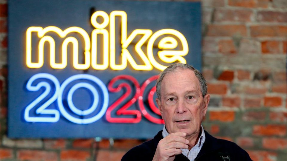 Michael Bloomberg vor seinem Wahlkamoflogo Mike 2020